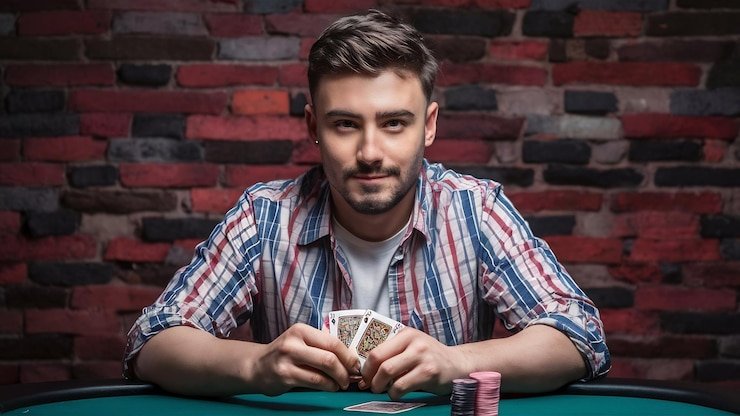 Meja Three Card Poker di studio kasino tiketjepe dengan dealer profesional